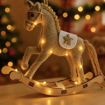 Obrázok z Svetelný vianočný Led hojdací kôň, koník na batérie v darčekovej krabičke - jemná svetelná dekorácia s programami a batériami zadarmo
