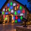 Ilustrace barevné projekce stromečků a vloček na fasádě – projektor na podstavci