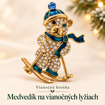 Vánoční brož Medvídek na vánočních lyžích – modrá čepice a šála – obrázek se slovenským názvem / Vianočná brošňa Medvedík na vianočných lyžiach – modrá čiapka a šál – obrázok so slovenským názvom